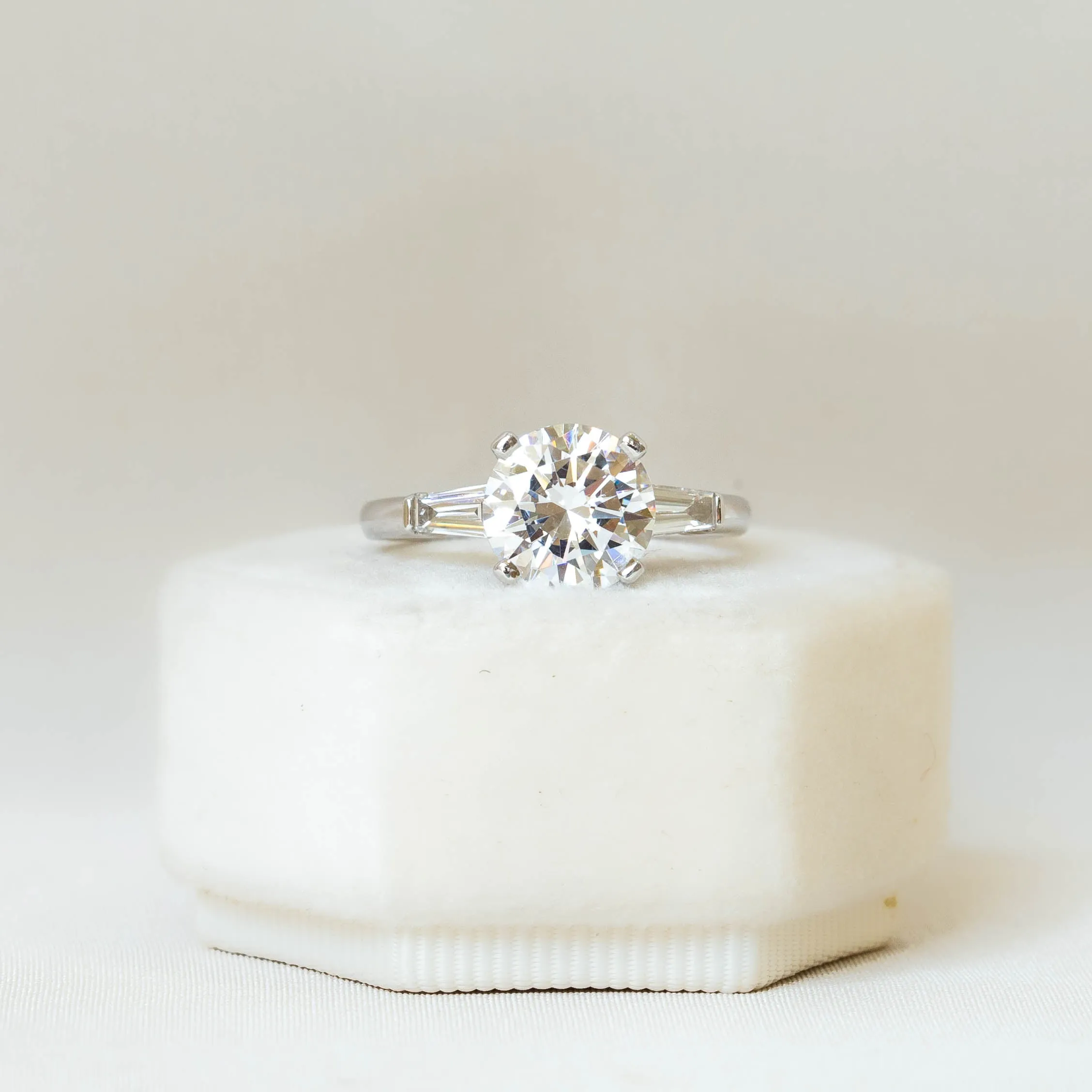 14kw Round & Tapered Baguette Diamond Ring