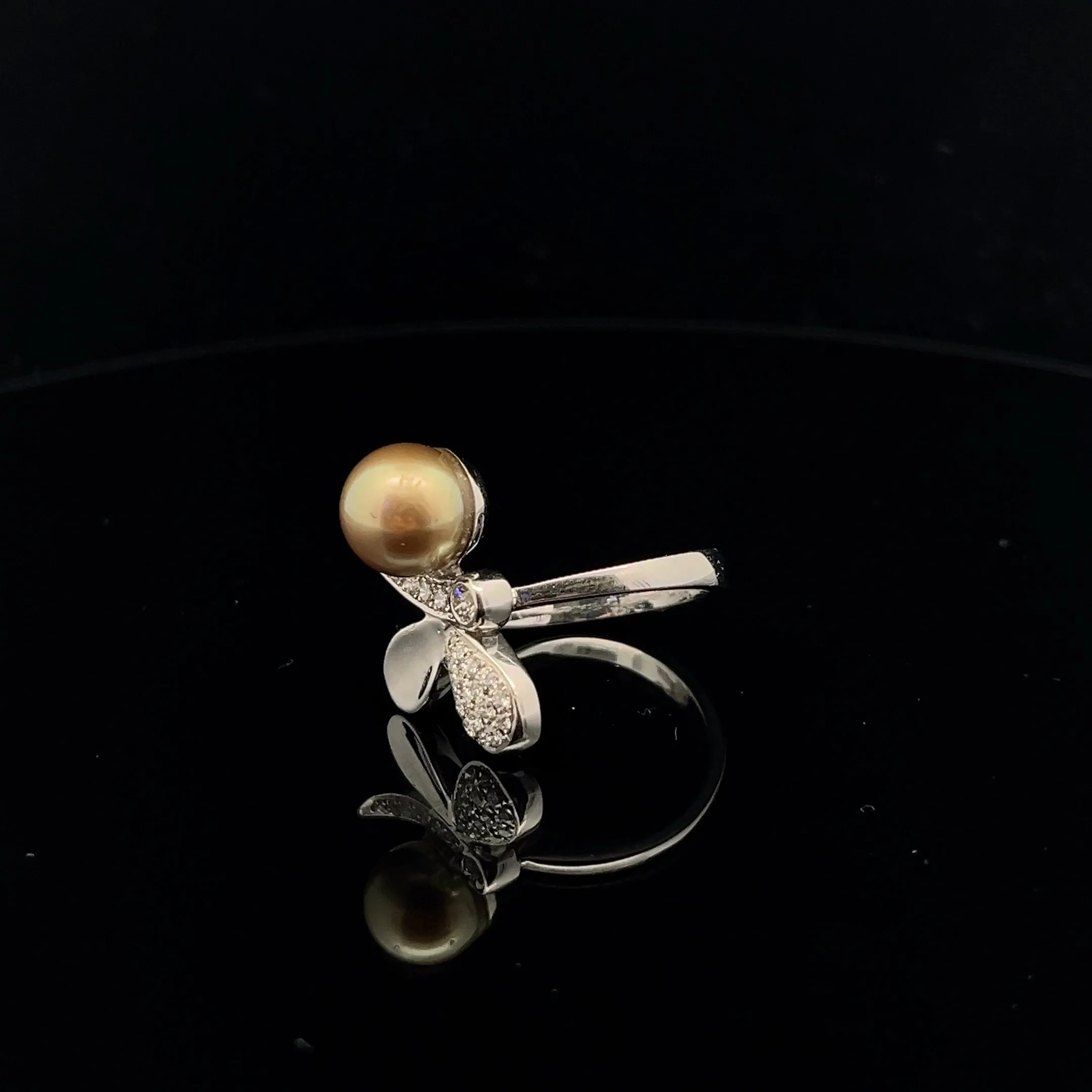 Ladies Vintage 18k White Gold Pearl and Diamond Fashion Ring