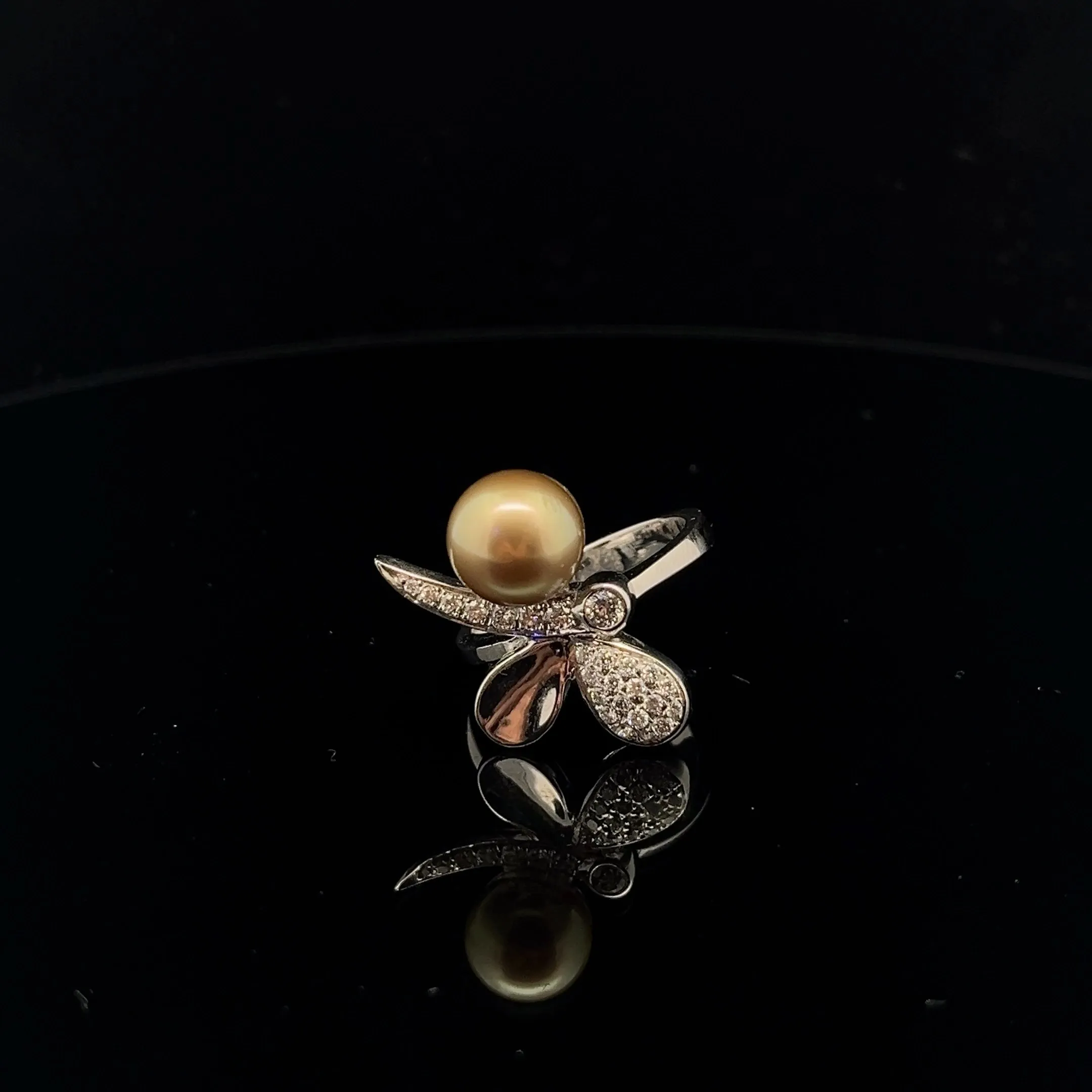 Ladies Vintage 18k White Gold Pearl and Diamond Fashion Ring