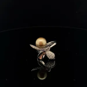Ladies Vintage 18k White Gold Pearl and Diamond Fashion Ring