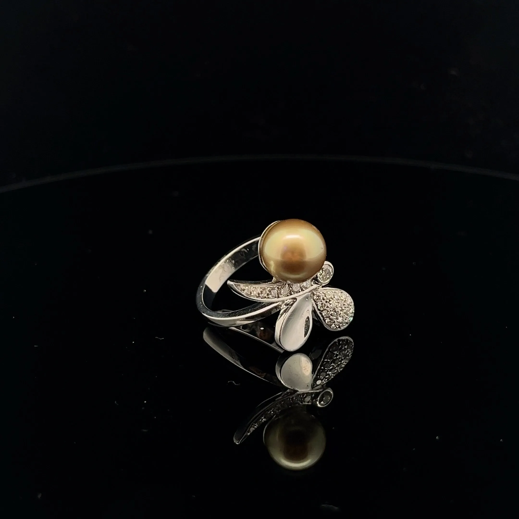 Ladies Vintage 18k White Gold Pearl and Diamond Fashion Ring
