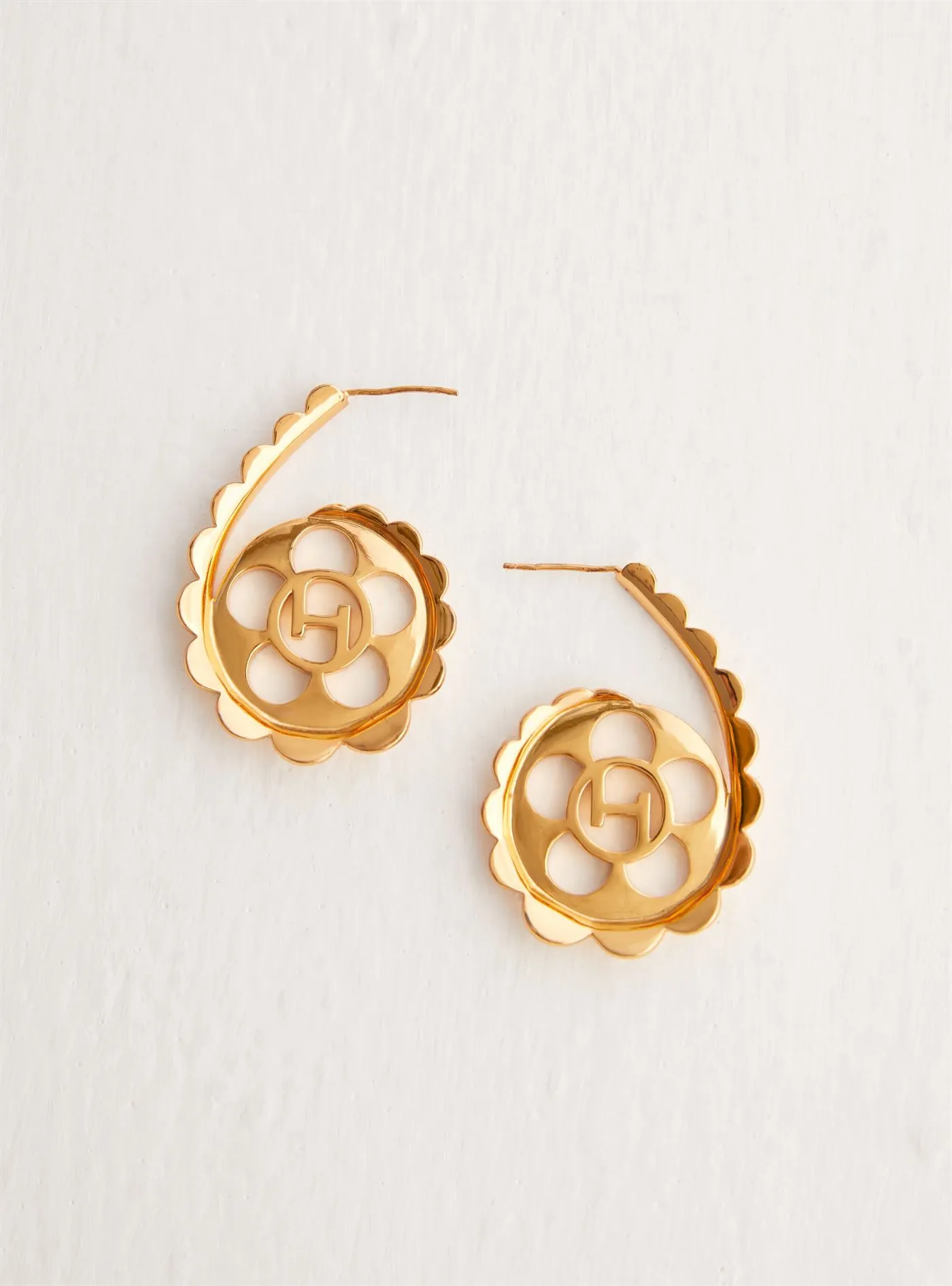 Outhouse   I   Oh Poppi Spring Street Scallop Hoop Earrings Brass, Gold Accessories OHAW21EA051