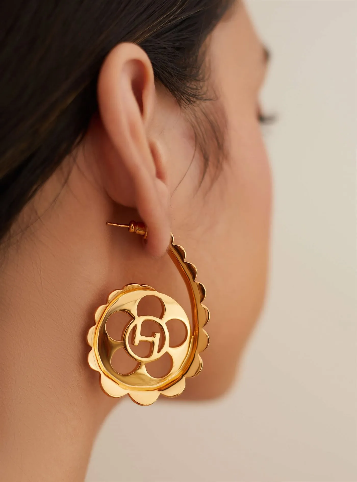 Outhouse   I   Oh Poppi Spring Street Scallop Hoop Earrings Brass, Gold Accessories OHAW21EA051