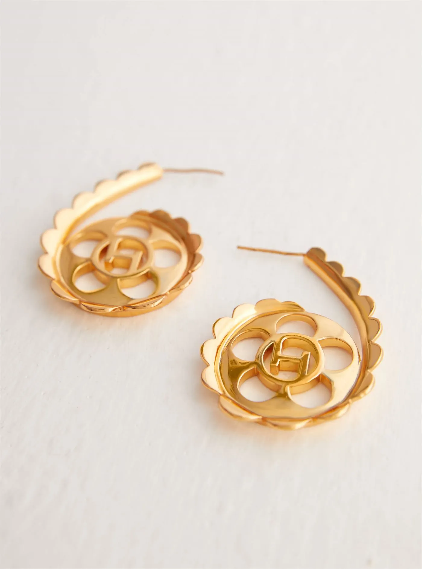 Outhouse   I   Oh Poppi Spring Street Scallop Hoop Earrings Brass, Gold Accessories OHAW21EA051