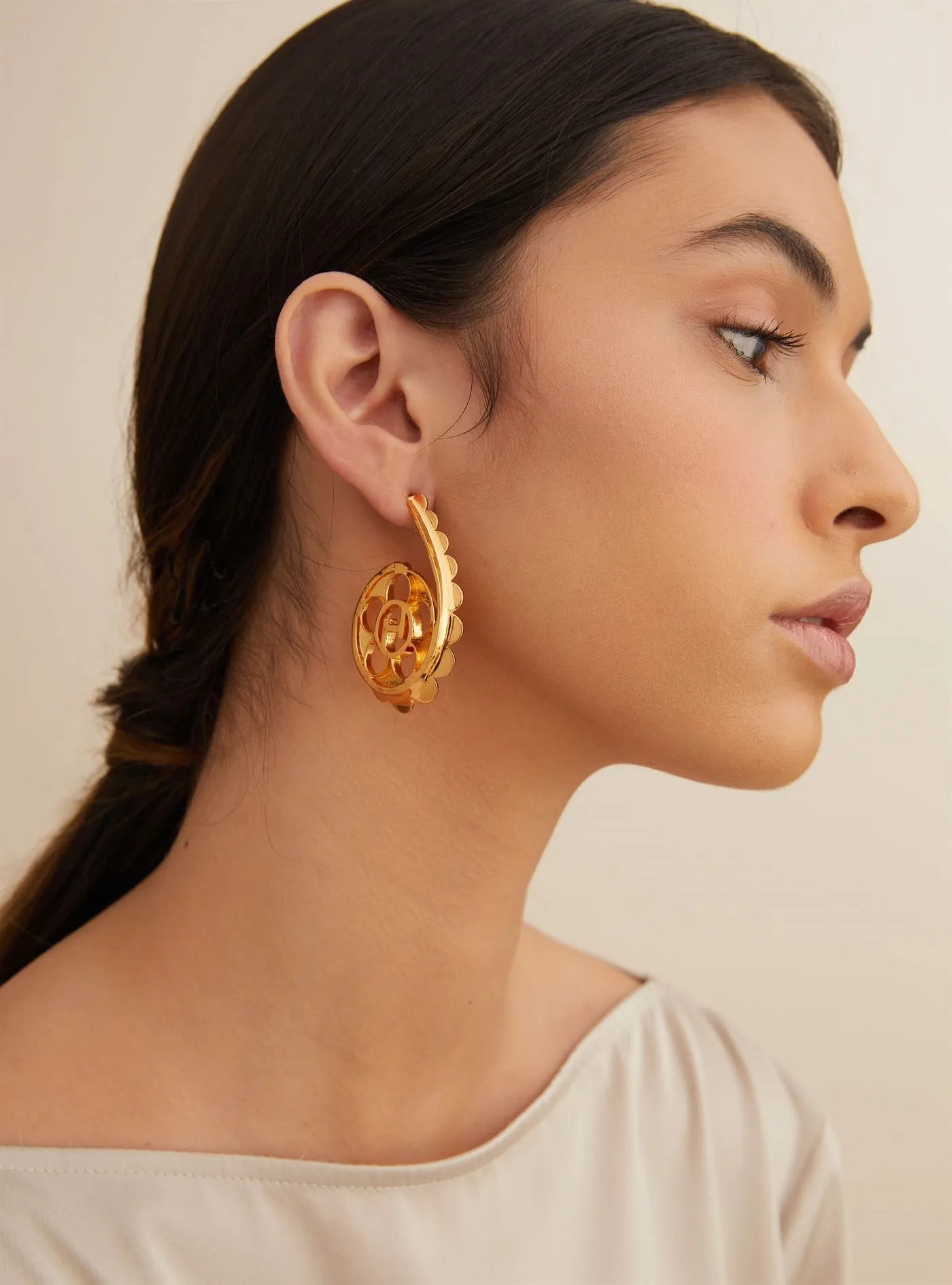Outhouse   I   Oh Poppi Spring Street Scallop Hoop Earrings Brass, Gold Accessories OHAW21EA051