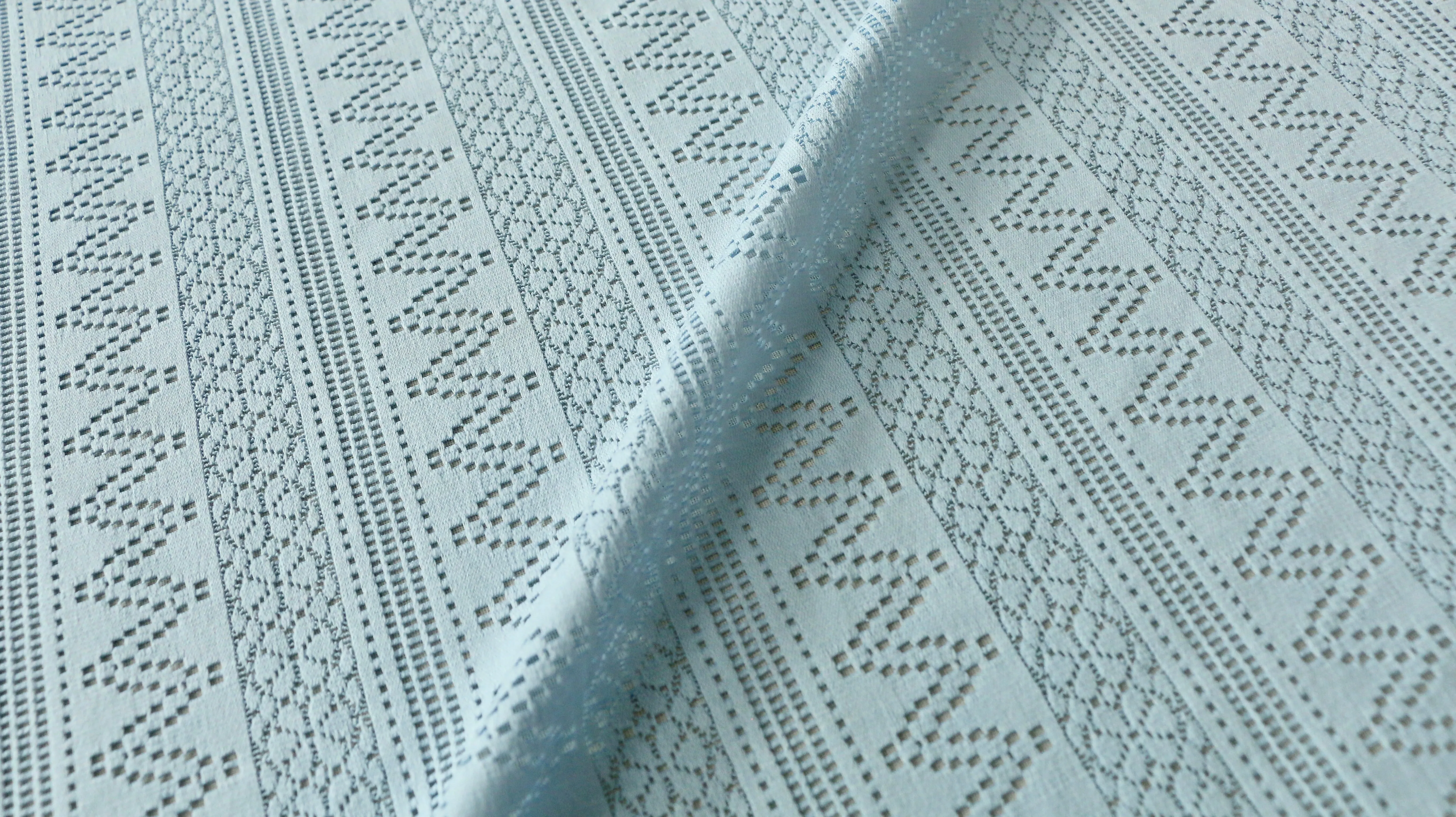 REMNANT 0.50m x 1.50m -STRETCHY LACE - Vintage inspired zigzag design