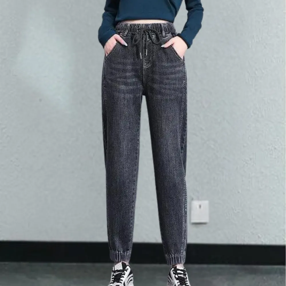 Stylish, casual women's Lucrezia jeans with an adjustable waistband for the perfect fit