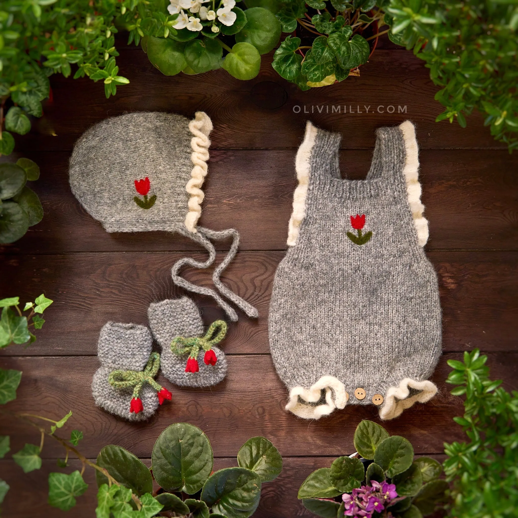 Tulips Bonnets |dark grey| in stock (0-3m)